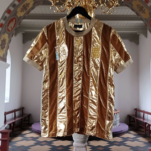 messi golden shirt